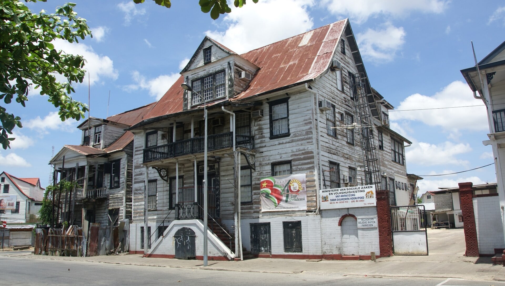 Taxes in Suriname for Expats: Rates, Residency and the Guilder Question